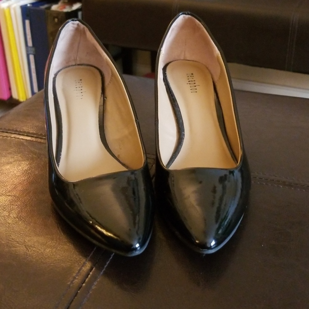 Black pumps